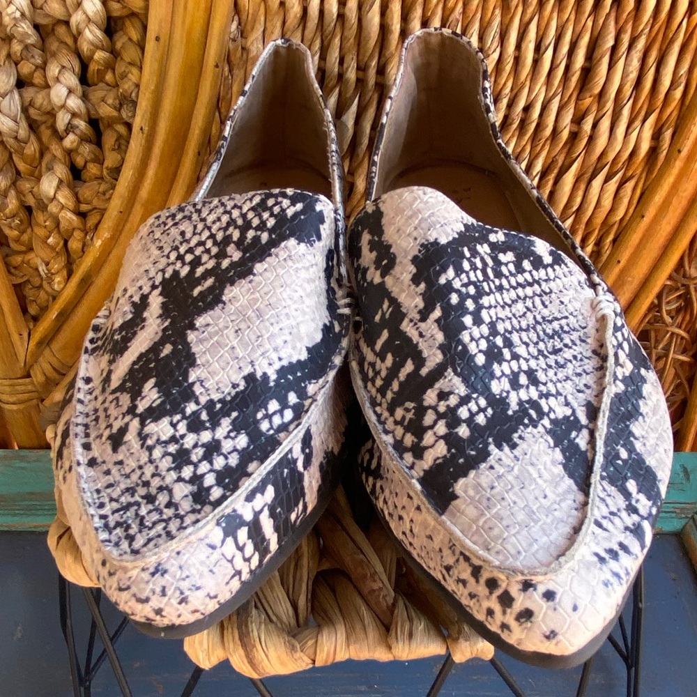 a new day NWOT Snake-Print Pointed Loafers Black & White Size 7.5W Comfortable - Picture 2 of 6